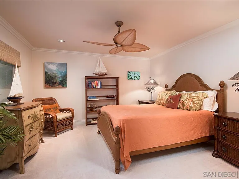 Guest bedroom -queen bed