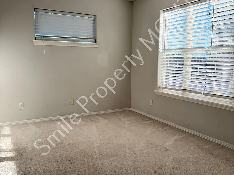184 SW 105th Ter — Photo 13