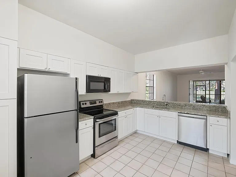 121 Lindsay Ln — Photo 10