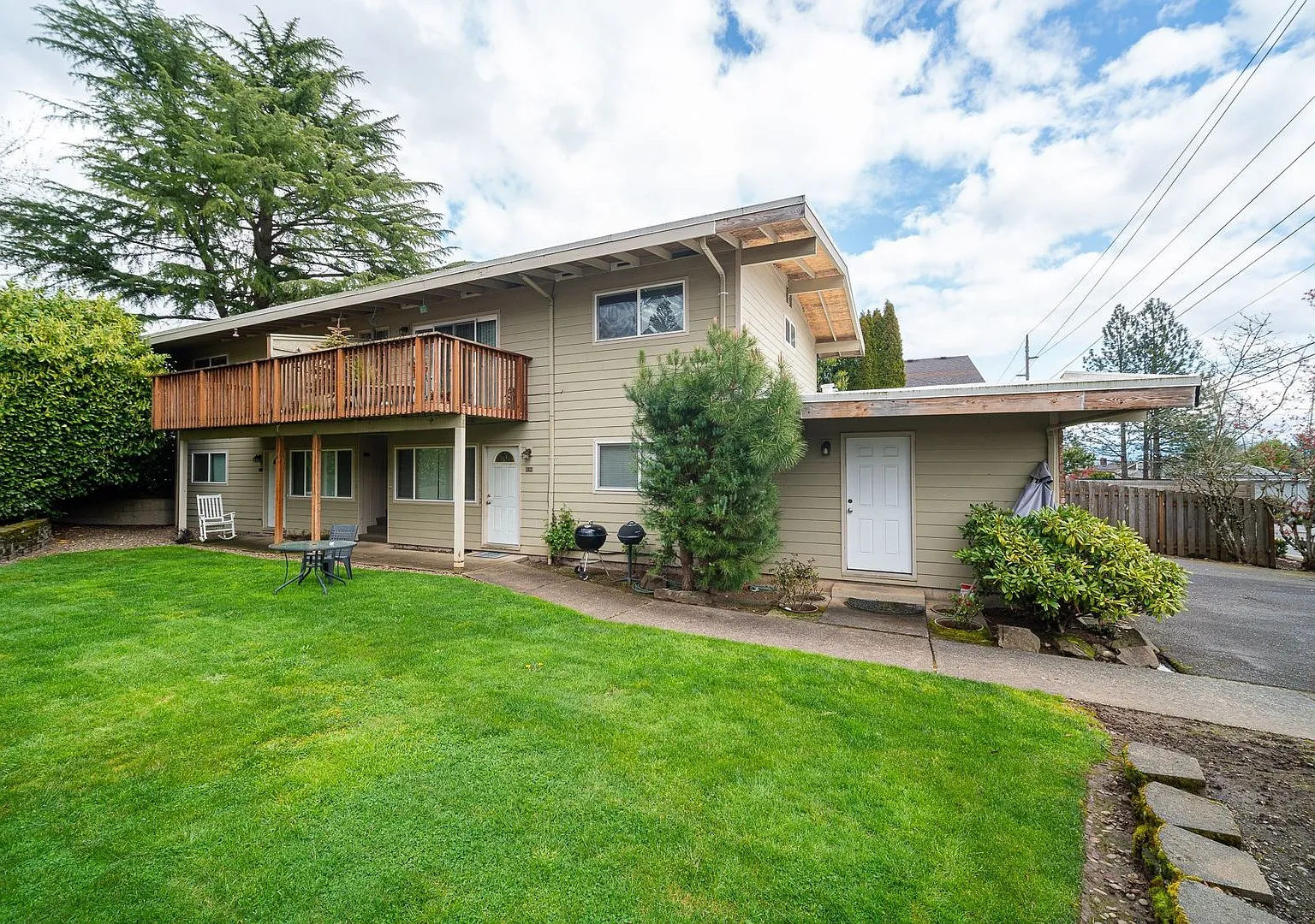 Charming First-Floor Mid-Century Apartment in Tranquil West Linn — Photo 1