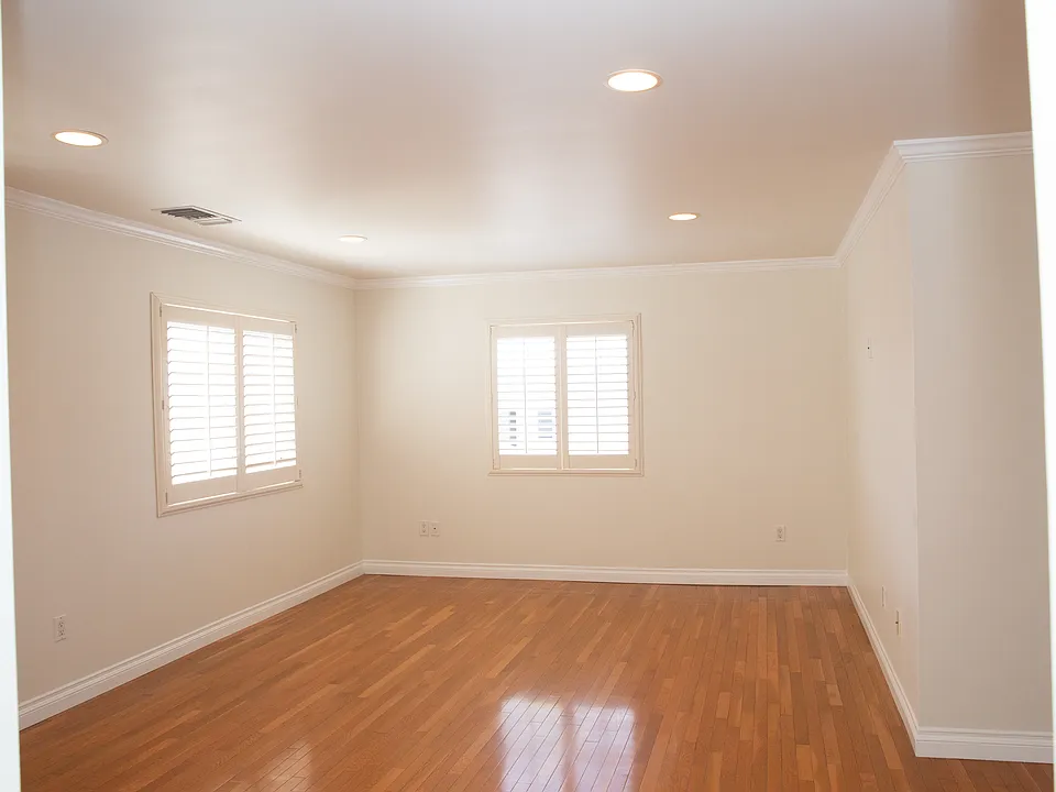 1513 N Altadena Dr