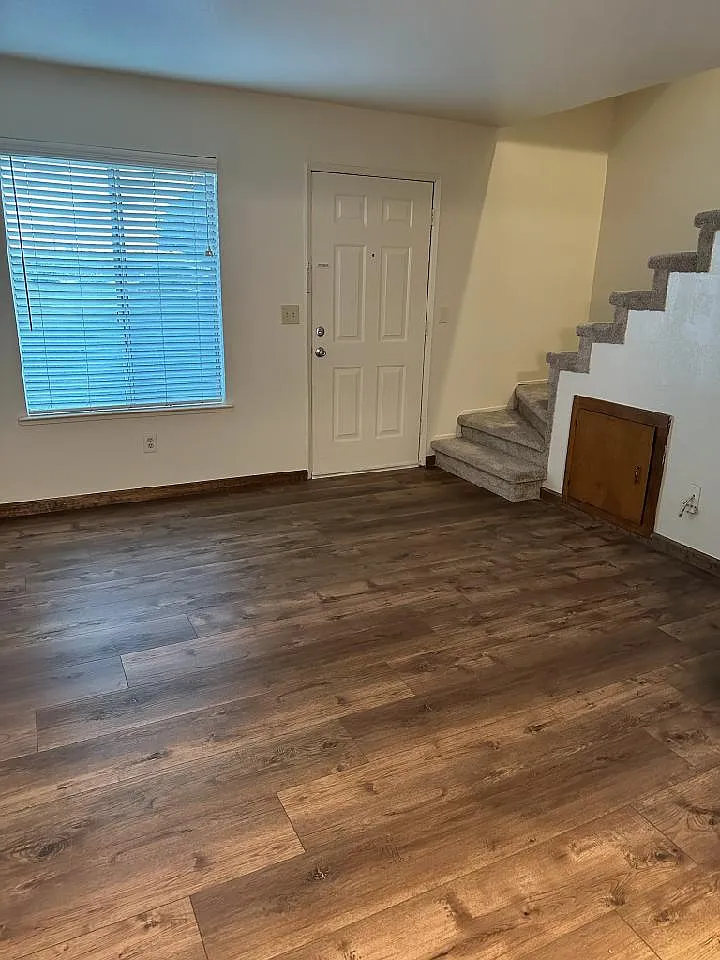 3 bed, 1.5 bath, 1030 sqft, $2,000 — Photo 3