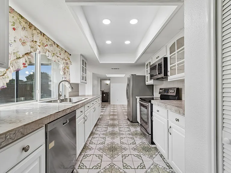 10239 Green Ash Rd — Photo 14