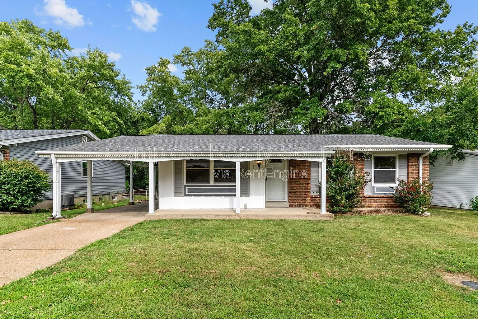 561 Golfwood Dr photo 1