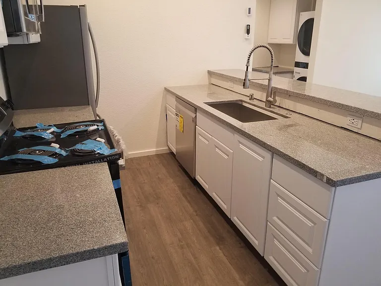 406 S Laurel St — Photo 2