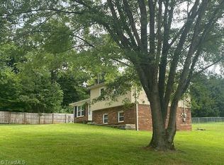 200 Lynnewood Dr, Mount Airy, NC 27030