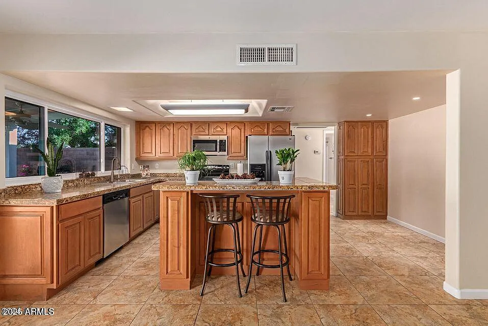 3 bed, 2.0 bath, 1703 sqft, $2,900 — Photo 4