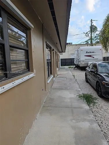633 NW 1st St #2 Photo 1