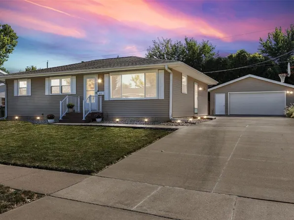 3111 Ravenwood Ter NW, Cedar Rapids, IA 52405