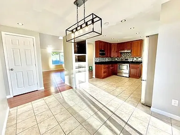 1502 N Juniper St — Photo 3
