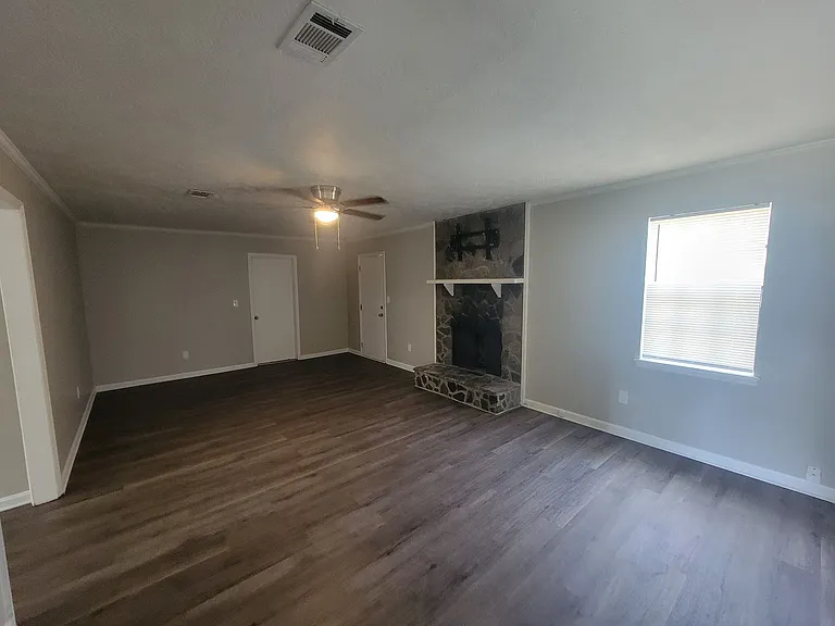 611 Langley Ct — Photo 3