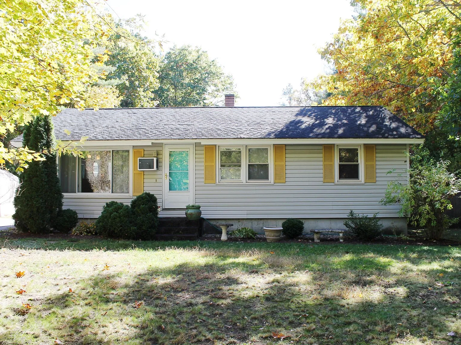 3 bed, 1.0 bath, 1912 sqft, $3,000 — Photo 1