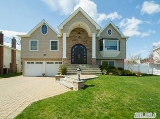 1827 Glenn Ln, Merrick, NY 11566