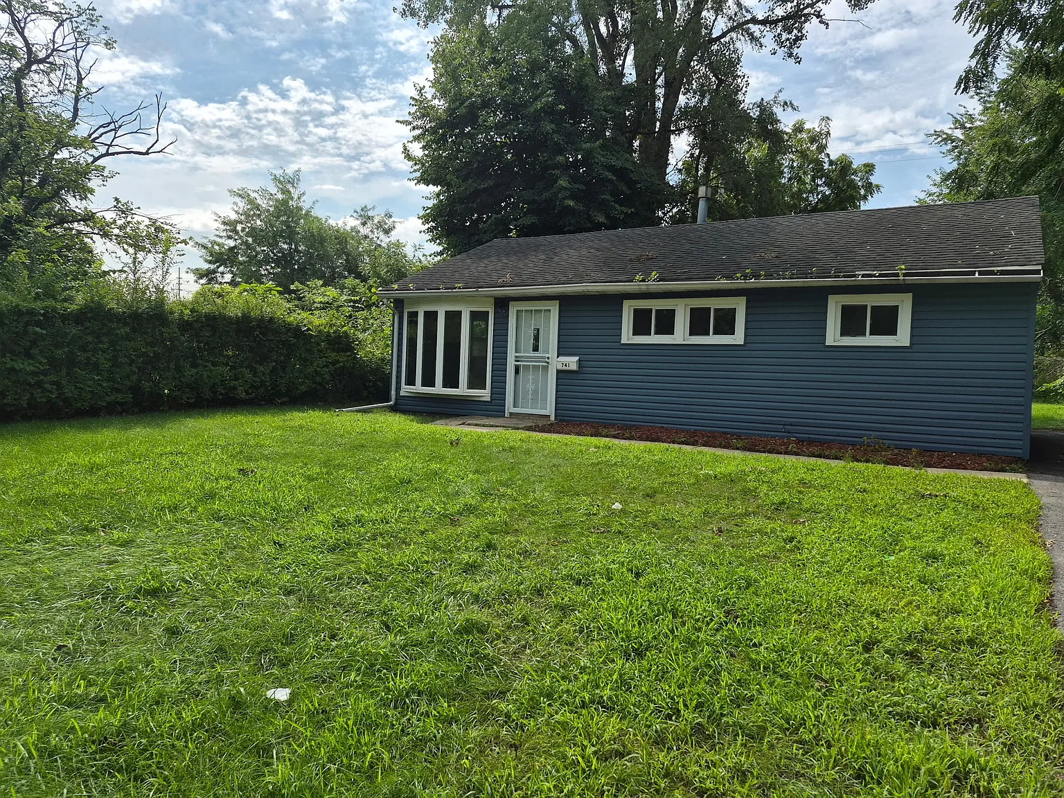 3 bed, 900 sqft, $1,495 — Photo 1