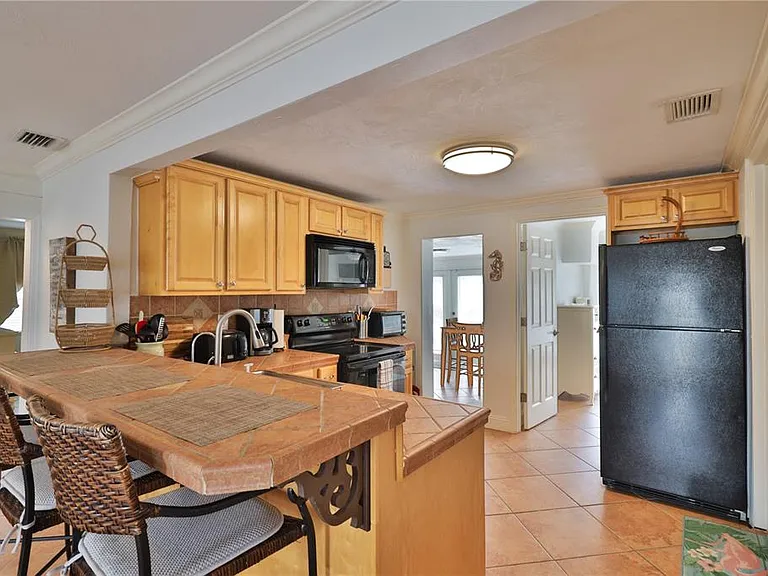 813 E 6th Ave — Photo 9