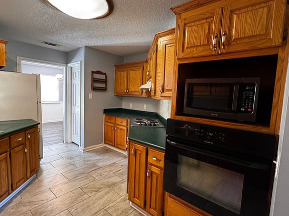 3rd image of 144 Live Oak Ln