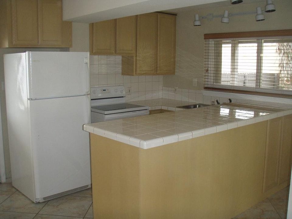 FULL SIZE KITCHEN WITH REFRIDGERATOR AND STOVE