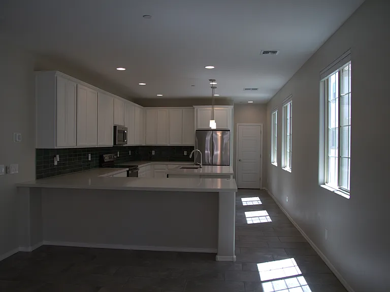 1676 E Hampton Ln — Photo 8