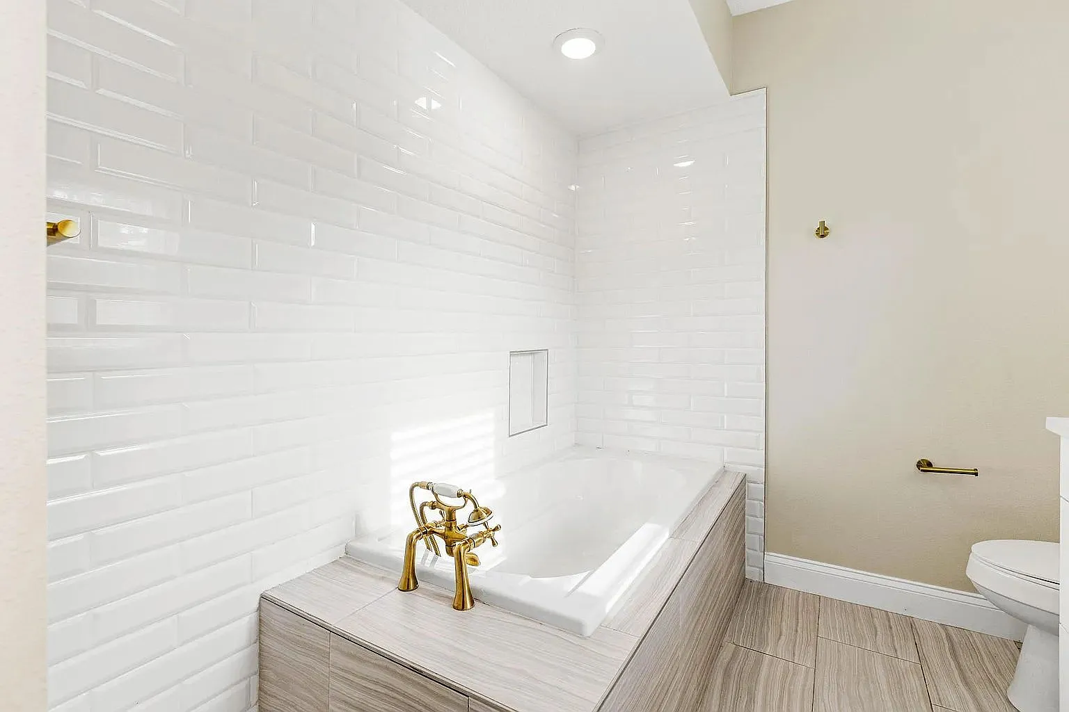 3 bed, 2.0 bath, 1374 sqft, $3,000 — Photo 3
