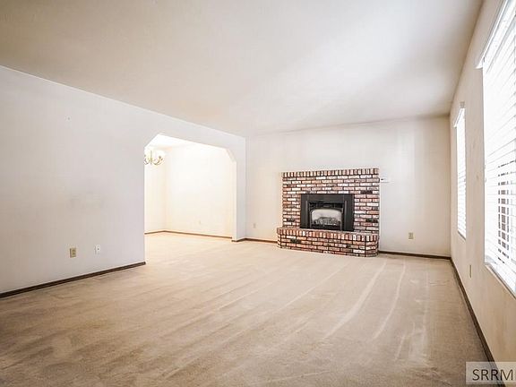 3rd image of 1571 Bluebird Ln