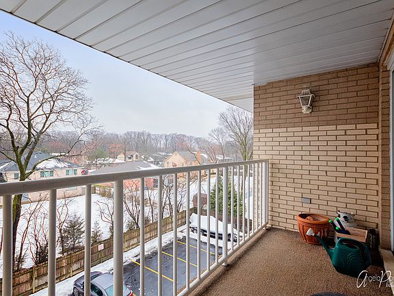 3rd image of 440 E Montrose Ave APT 410