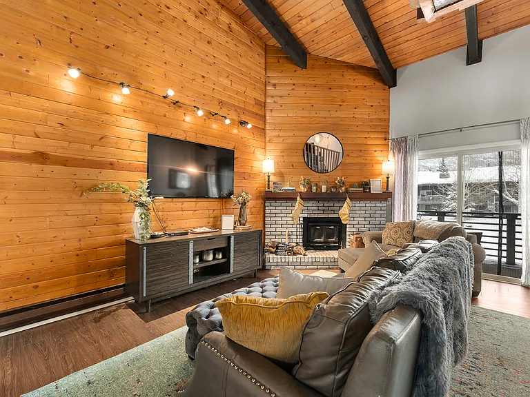Living Room | Overlooking View | Smart TV