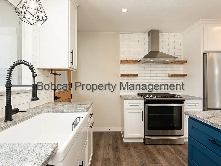 1121 Spruce St — Photo 9