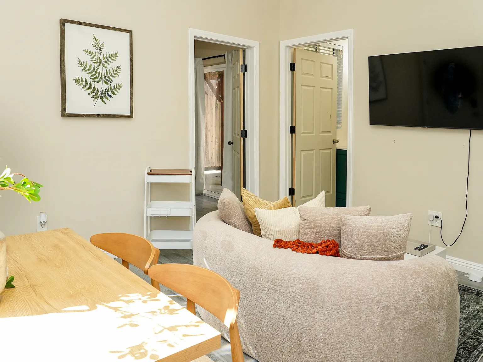 1 bed, 400 sqft, $2,700 — Photo 2