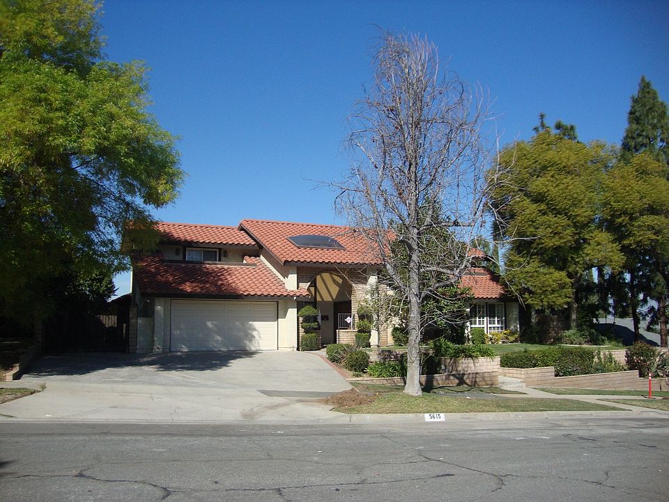 Quiet Canyon Crest neighborhood