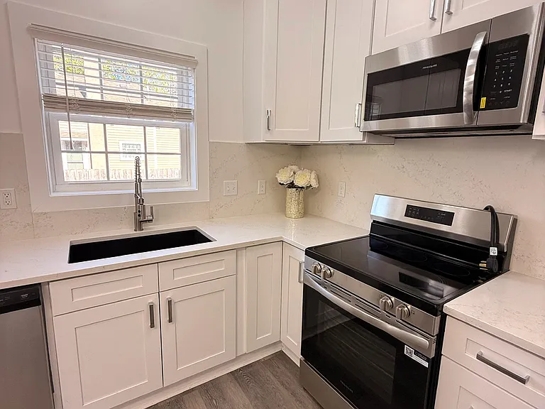 409 Pleasant St — Photo 14