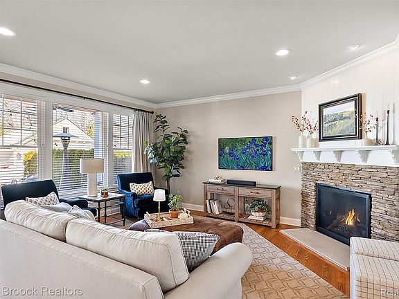 4th image of 338 Griggs St