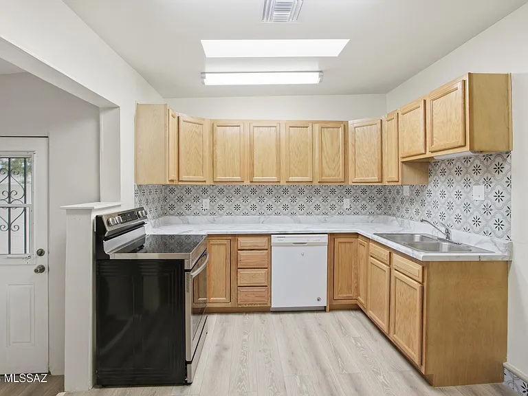 1419 E Linden St — Photo 8
