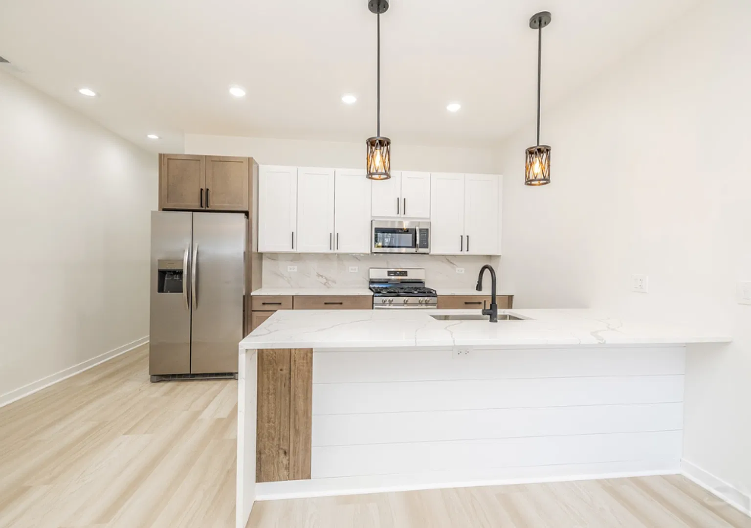 1058 N Central Park Ave — Photo 2