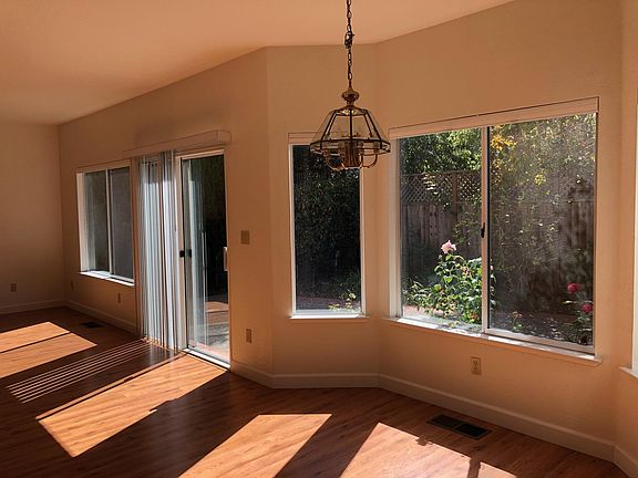 5th image of 208 Newcastle Ct