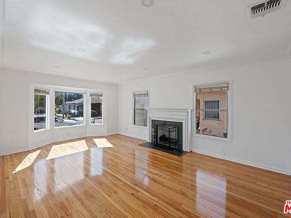 3rd image of 2721 W 94th St