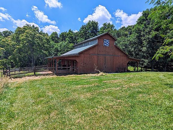 Large 4 stall horse barn