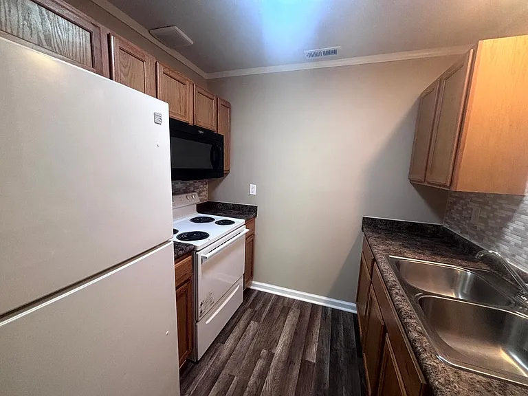 5523 Livingston Dr — Photo 4