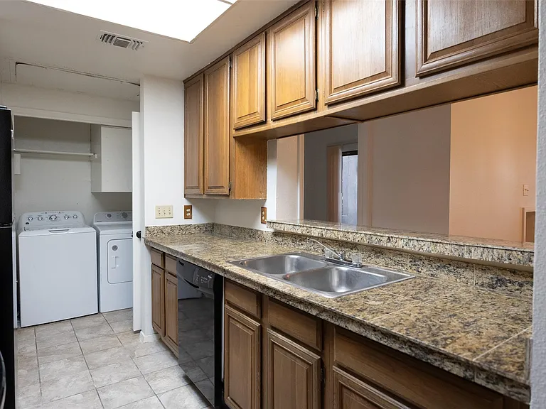 806 W 24th St #207 — Photo 2