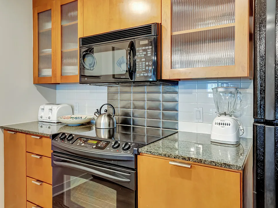 Kitchen Housewares Included
