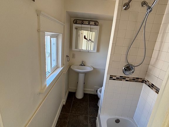 5th image of 701 W 6th St APT 2