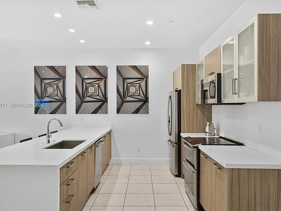 5th image of 1034 NE 18th Ave #205