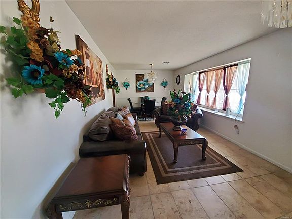 4th image of 748 Burlington Dr