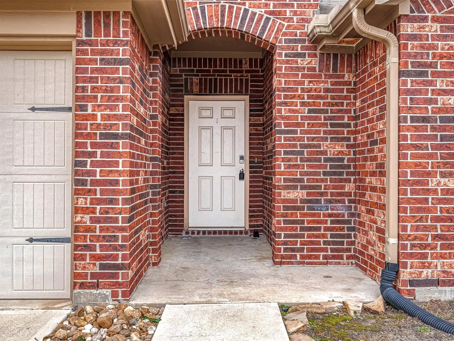 4 bed, 2.5 bath, 2094 sqft, $2,500 — Photo 3
