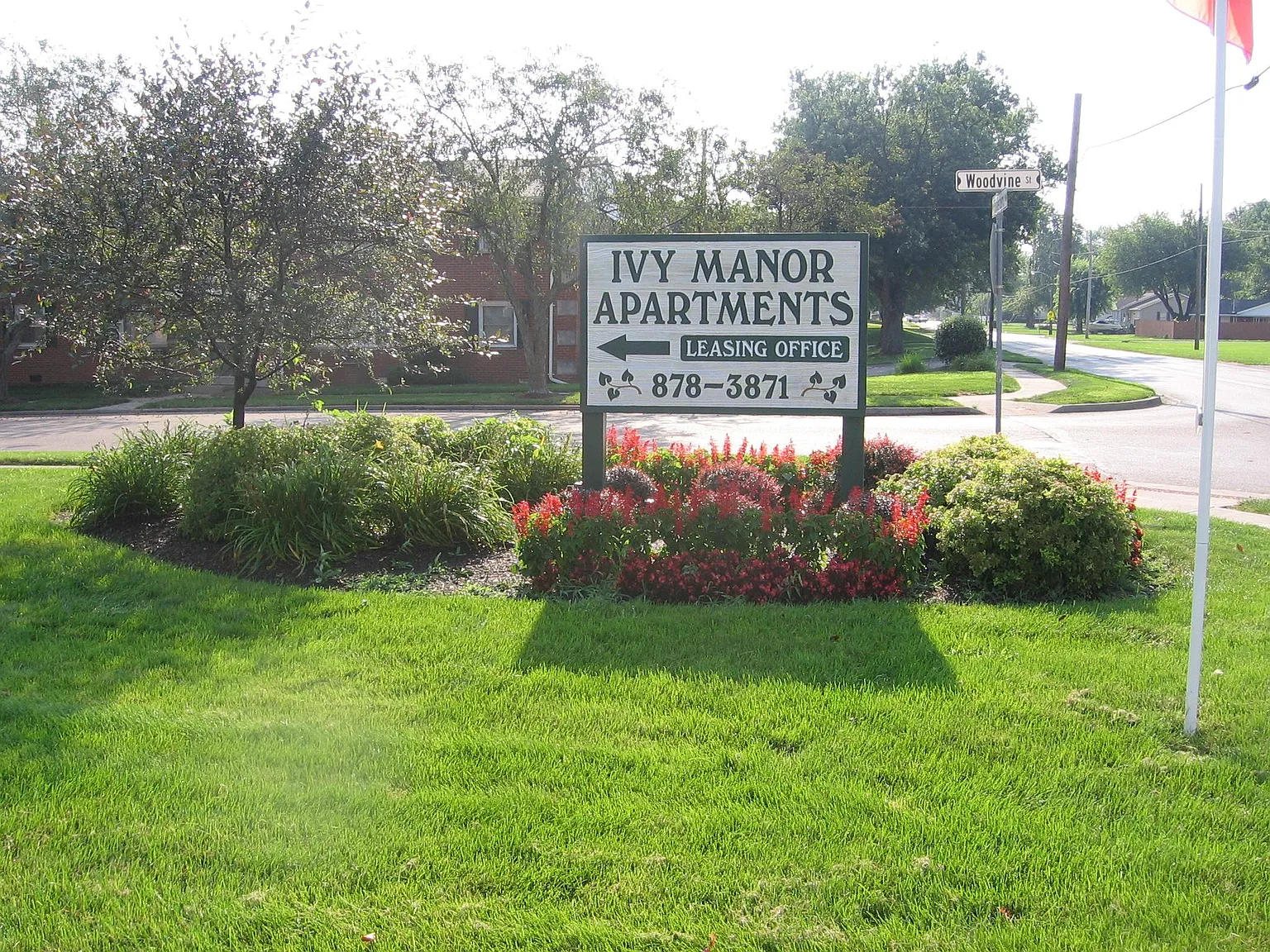 Ivy Manor — Photo 1