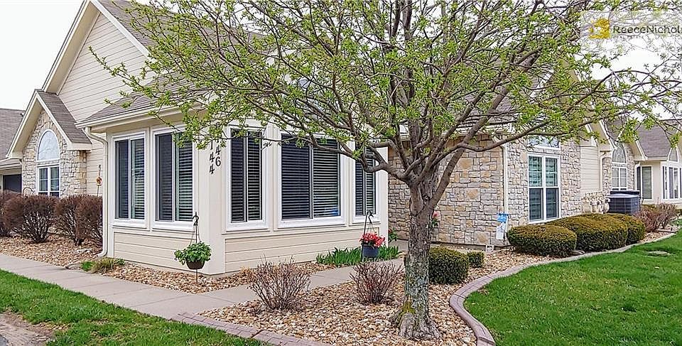 Welcome HOME to this absolutely beautiful Villa on corner lot w/ street parking in front!