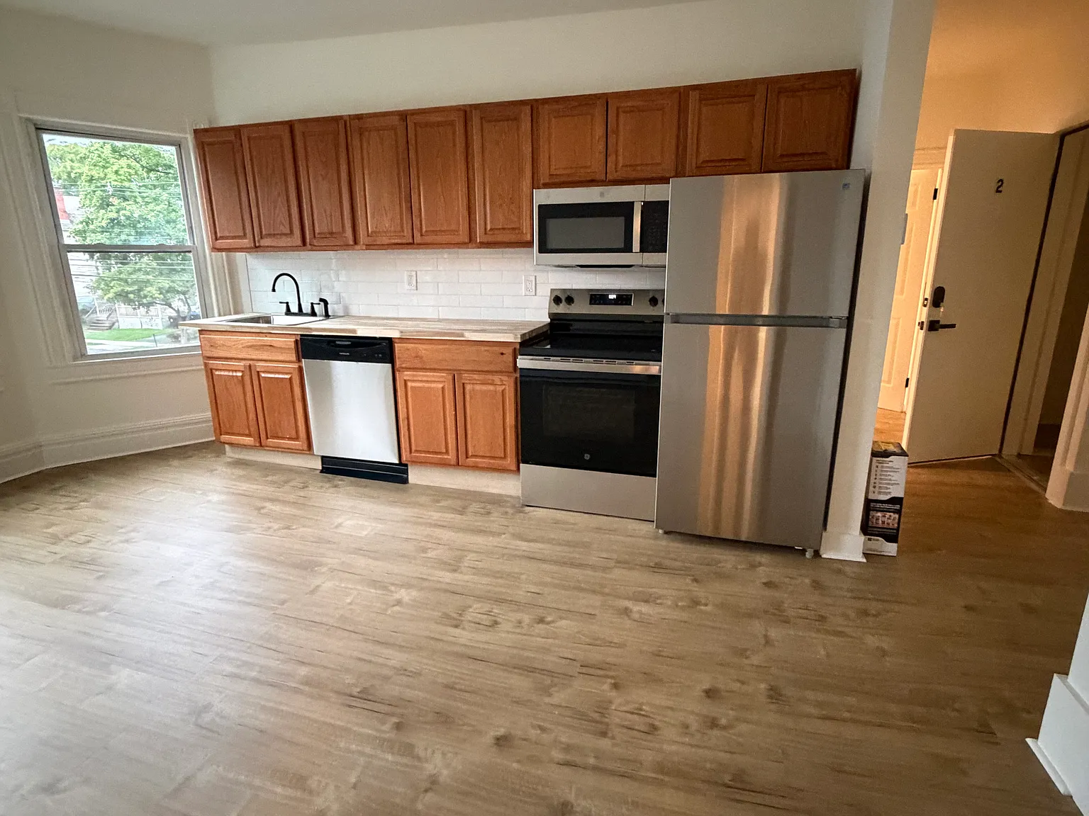 3 bed, 1100 sqft, $2,450 — Photo 2