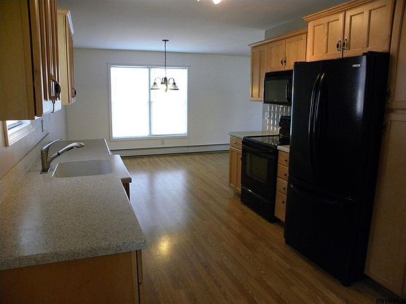 3rd image of 31 Clinton Ct