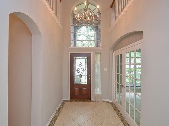 5th image of 15306 Amesbury Ln