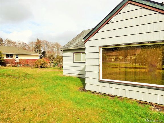3rd image of 2740 Riverview Dr