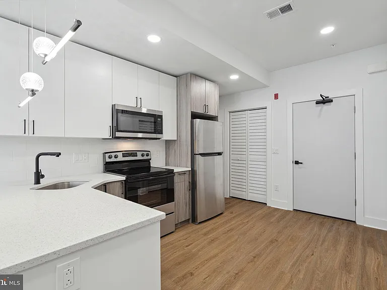 528 W Berks St #1 — Photo 11